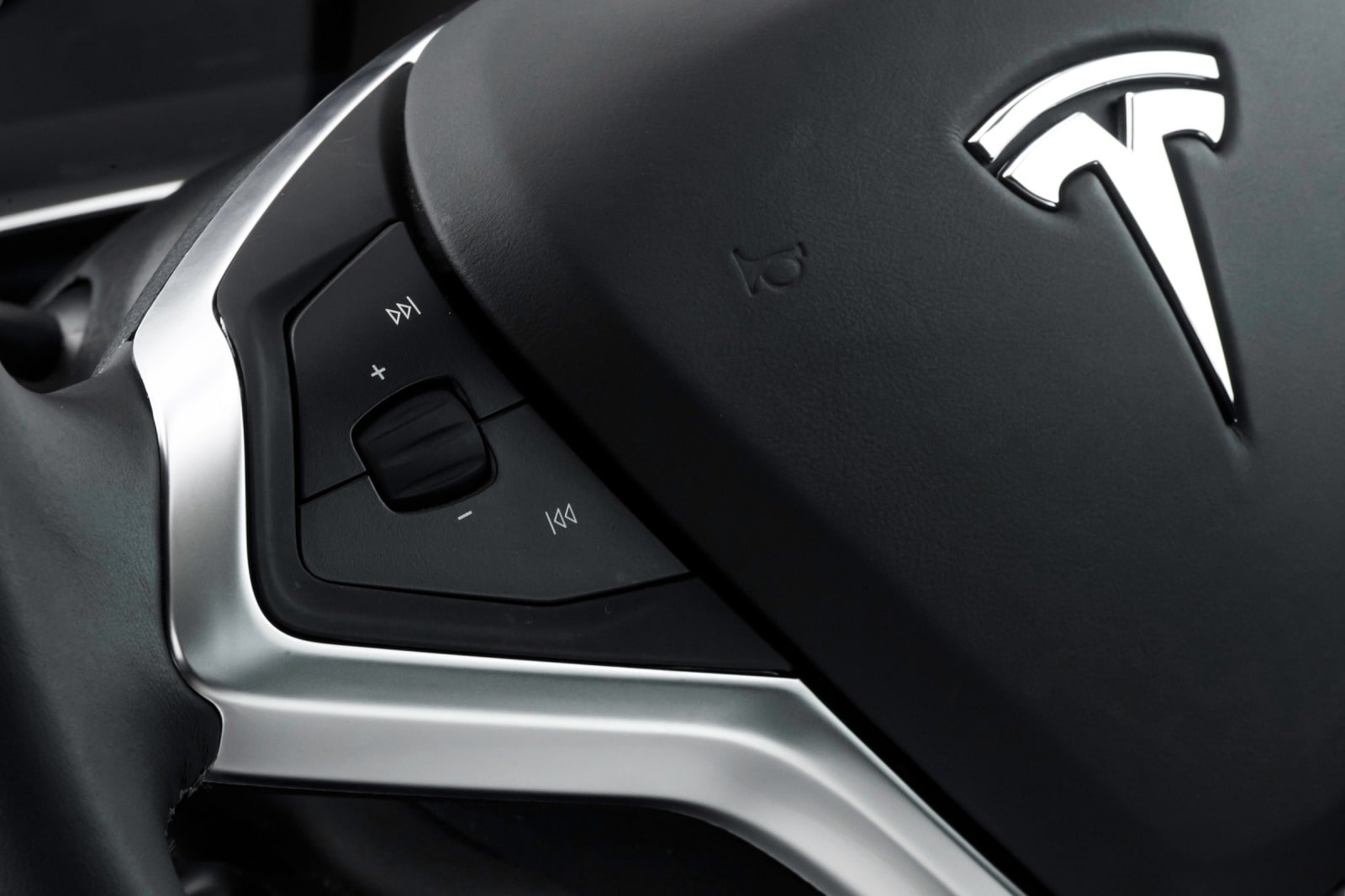 2017 Tesla Model S interior AUXCTRL