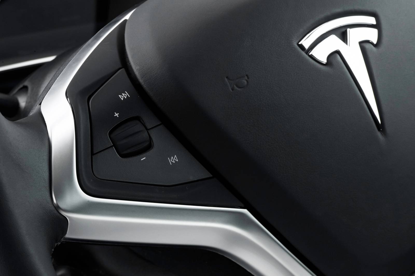 2018 Tesla Model S interior AUXCTRL