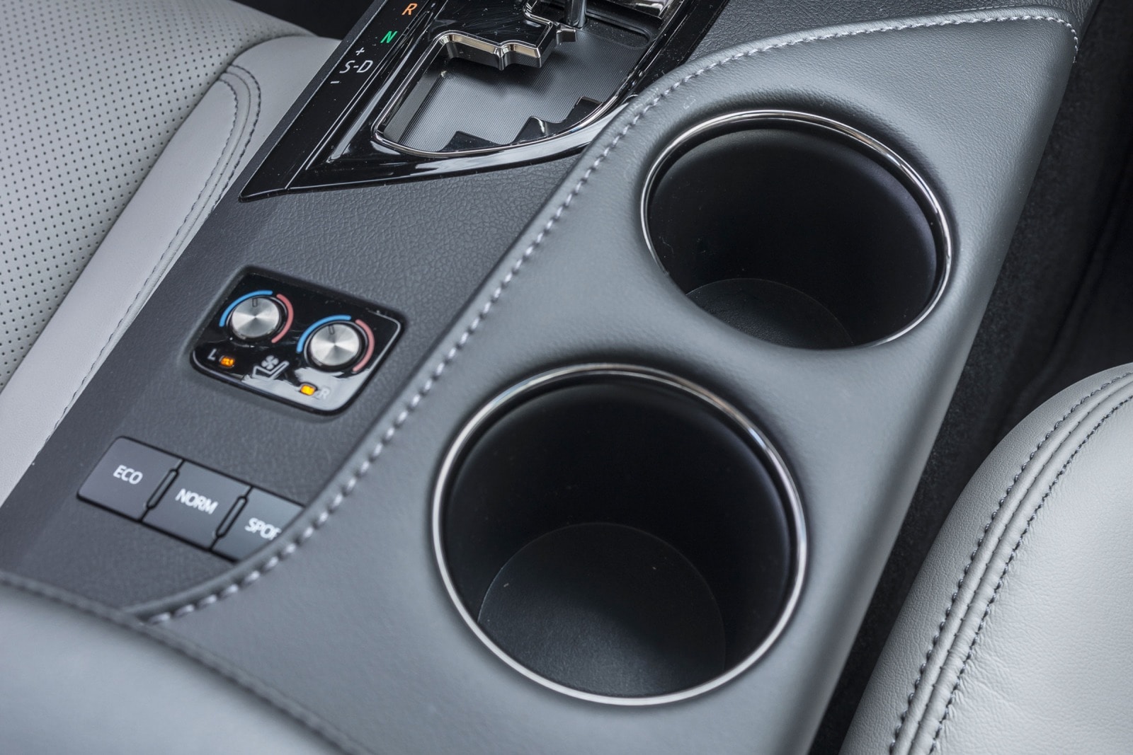 2017 Toyota Avalon interior CUP