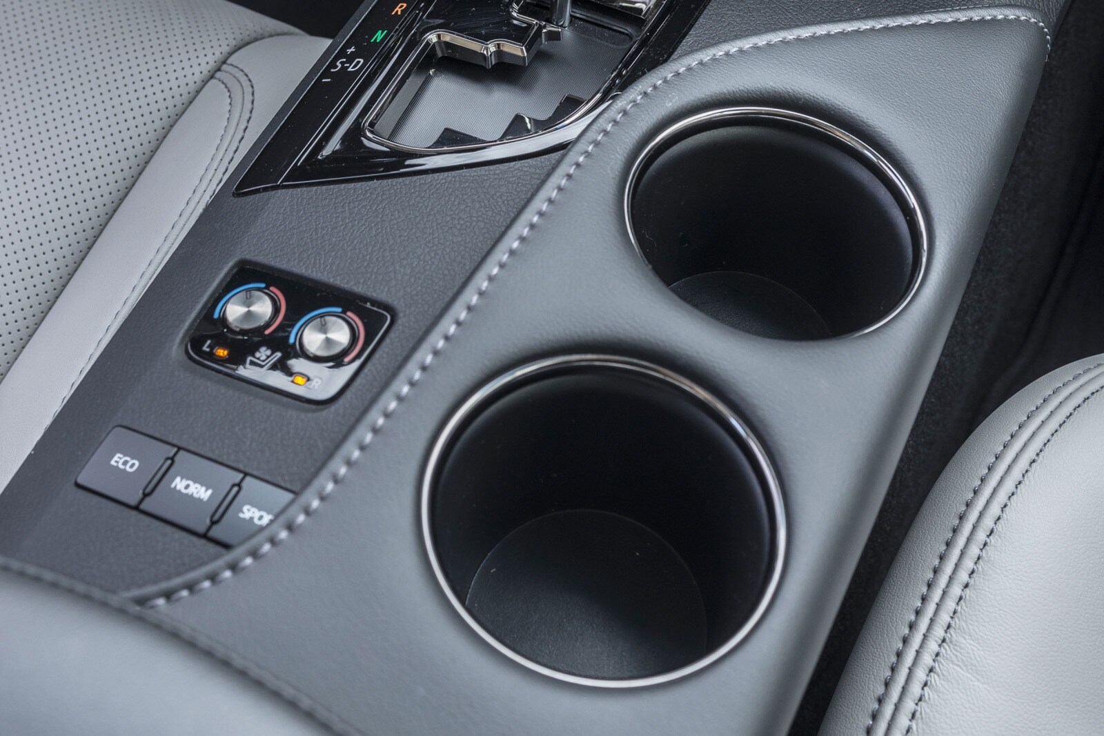 2018 Toyota Avalon interior CUP