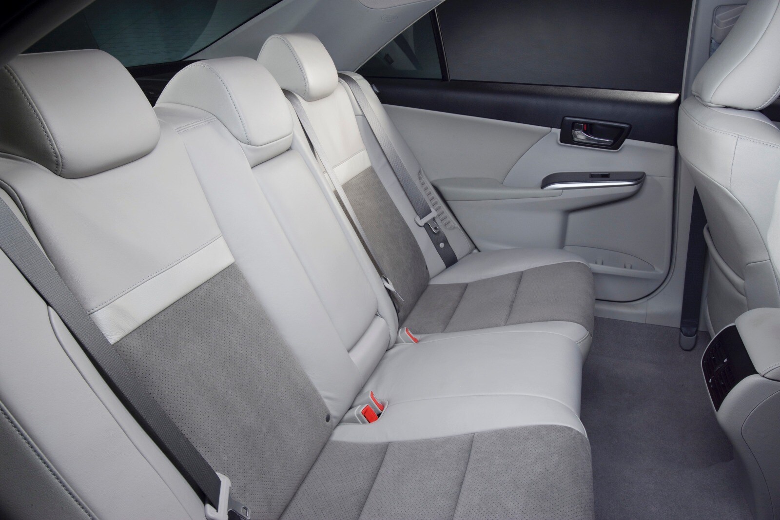 2013 Toyota Camry Hybrid interior RI