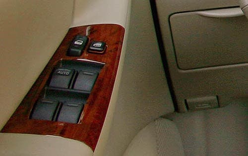 2005 Toyota Corolla front safety DETAIL