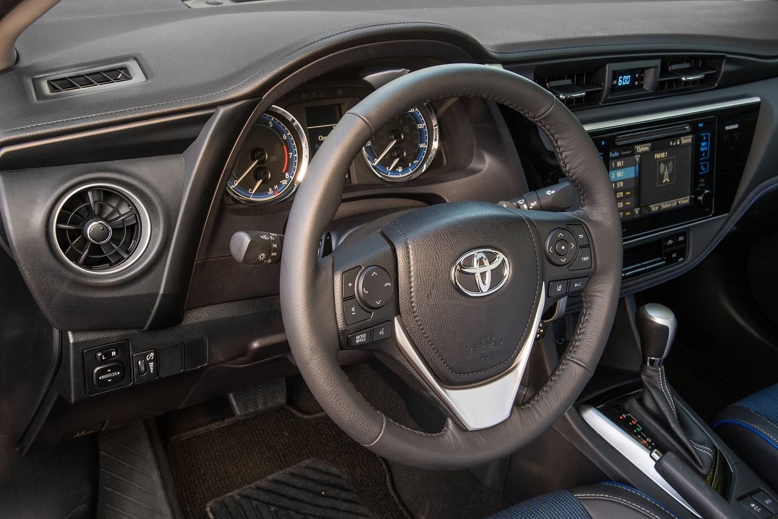 2018 Toyota Corolla interior SWD