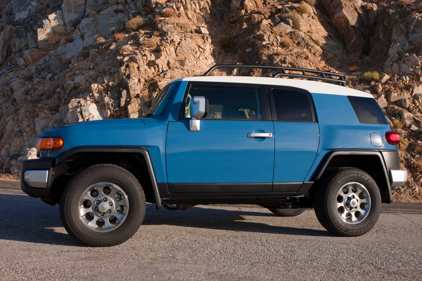 2013 Toyota FJ Cruiser 4dr SUV Profile