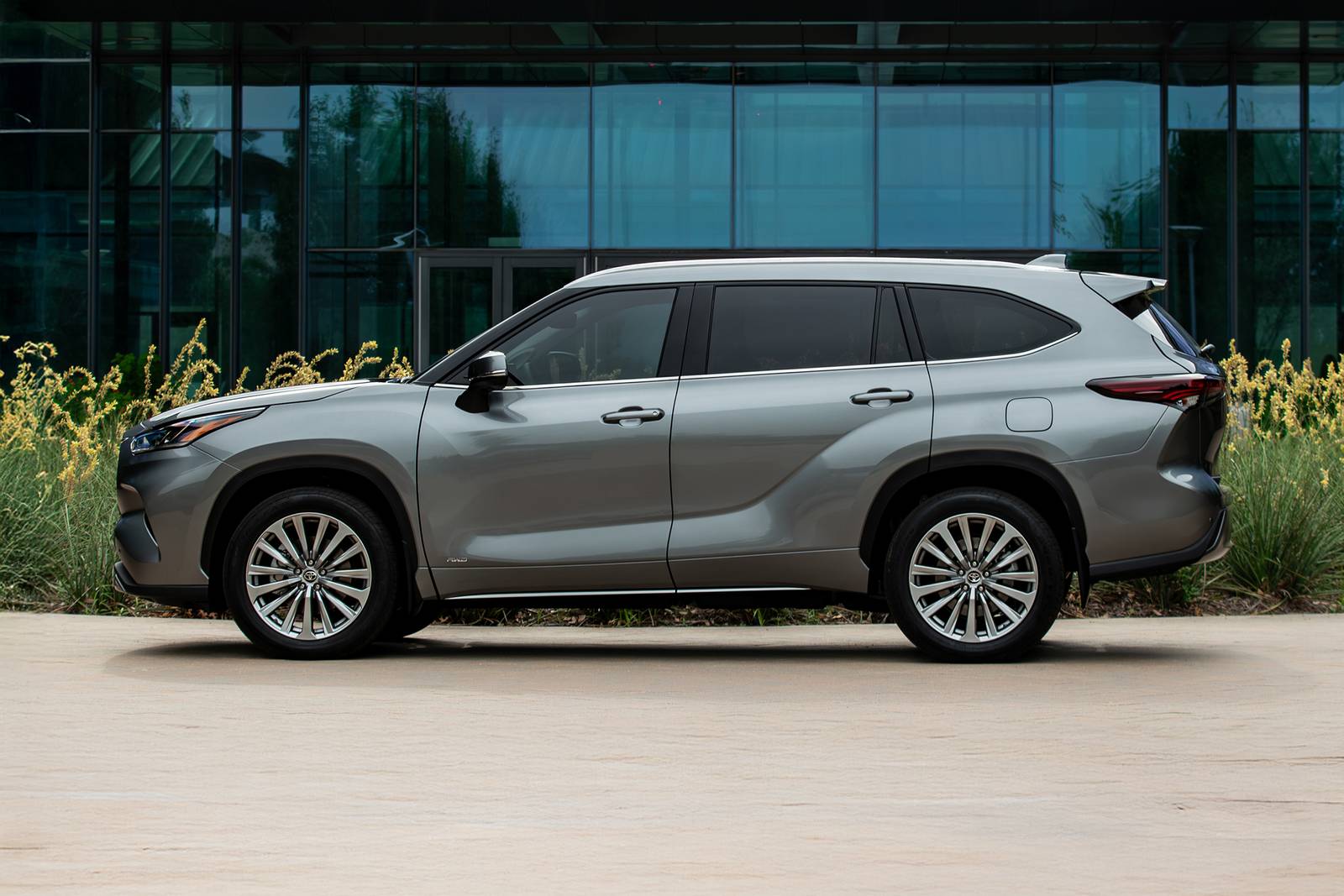 2025 Toyota Highlander exterior S