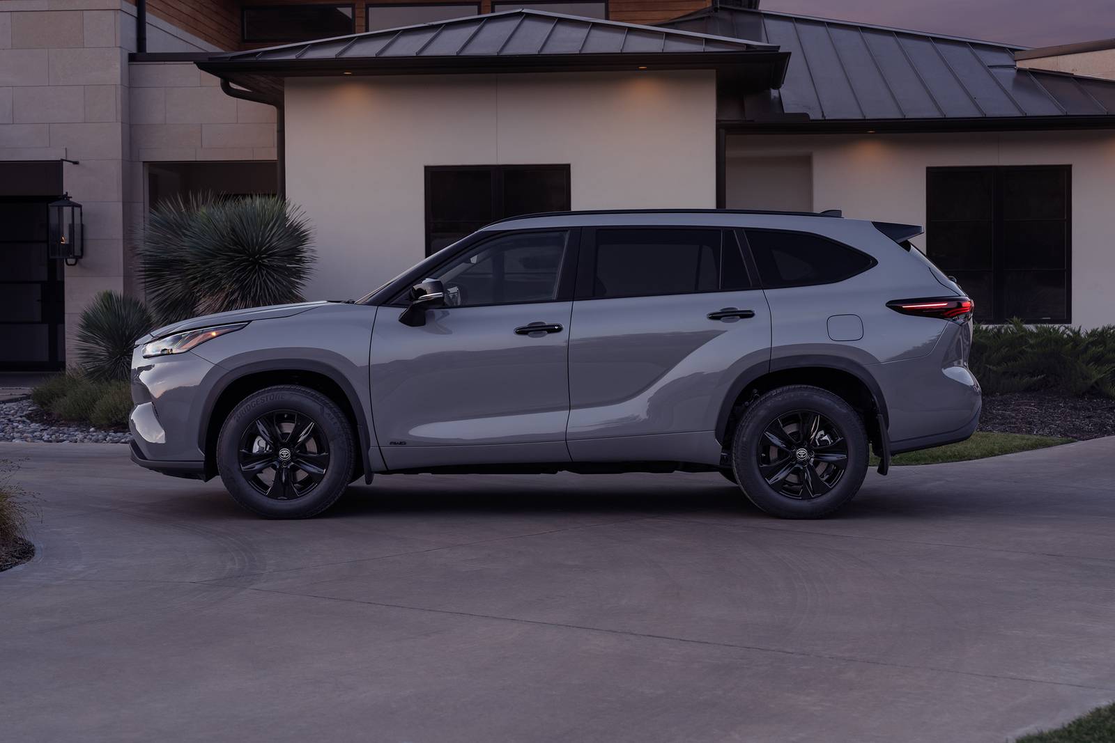 2025 Toyota Highlander exterior S
