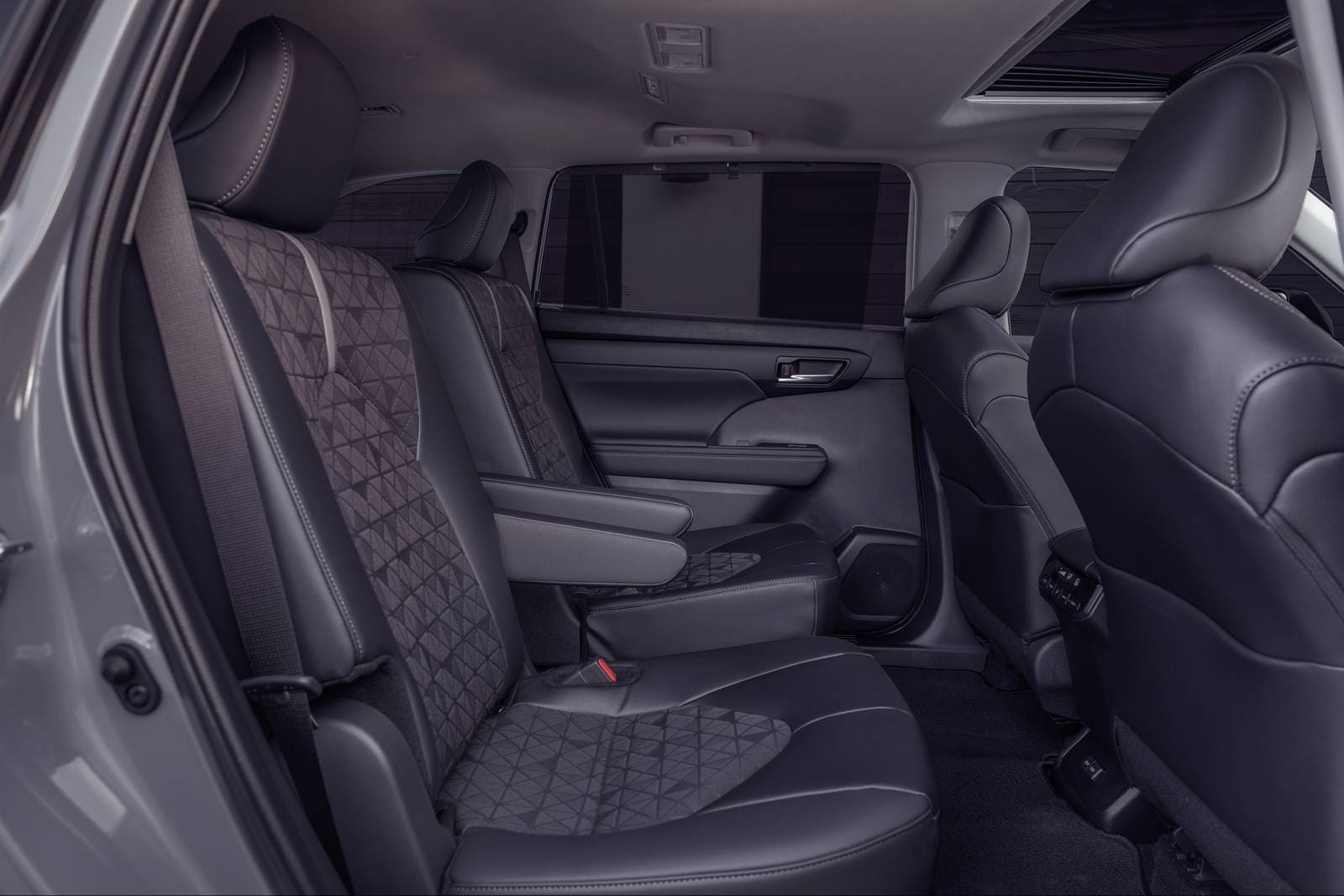 2025 Toyota Highlander interior RI