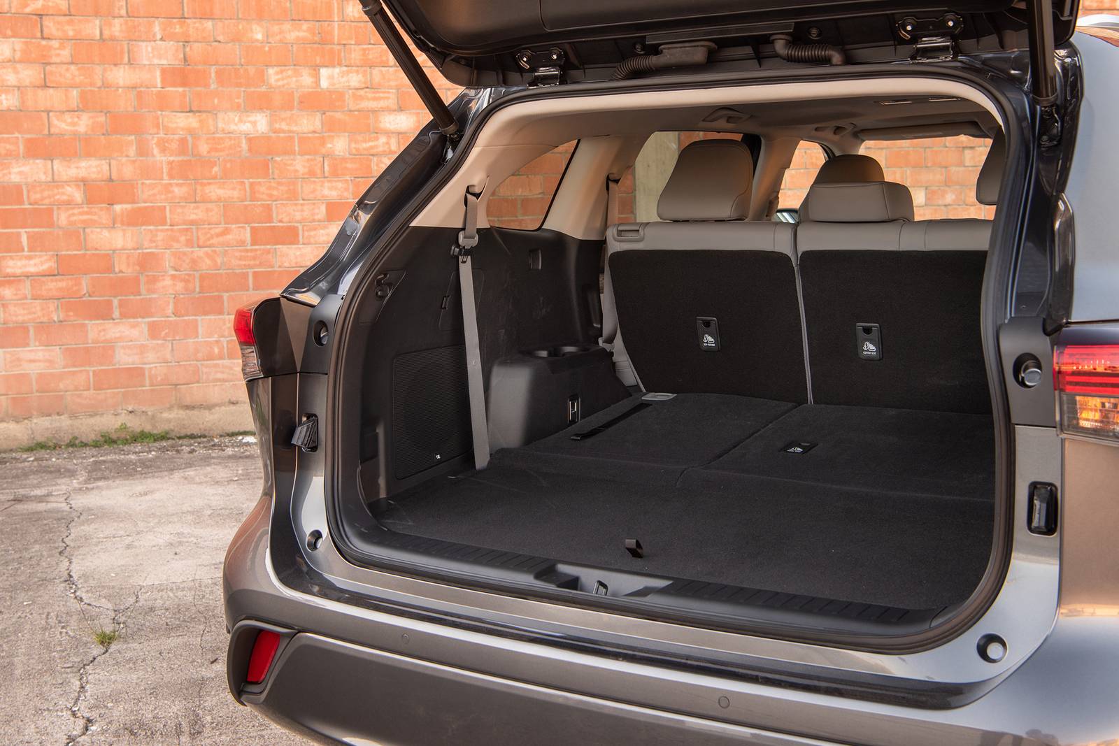 2020 Toyota Highlander front safety CARGO
