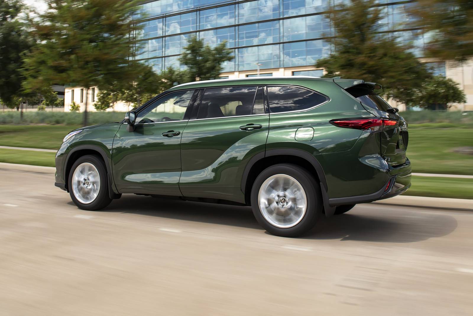 2023 Toyota Highlander exterior S