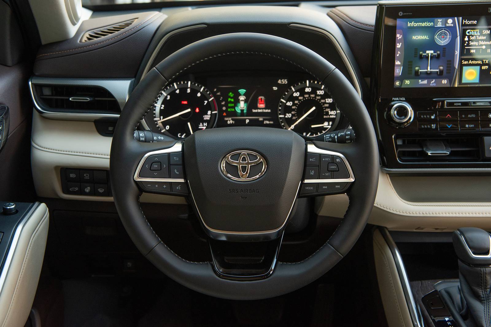 2023 Toyota Highlander interior SWD