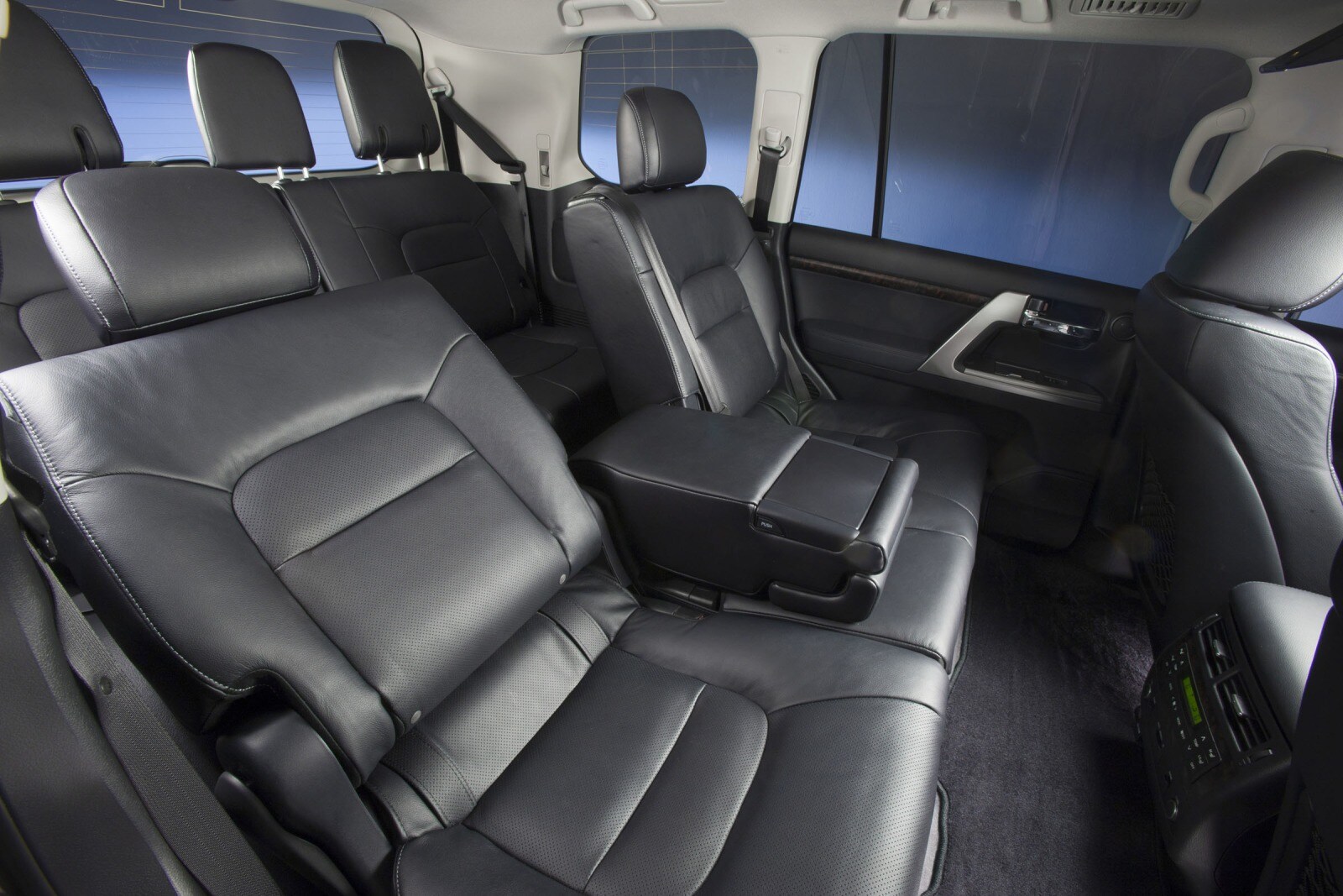 2013 Toyota Land Cruiser interior RI