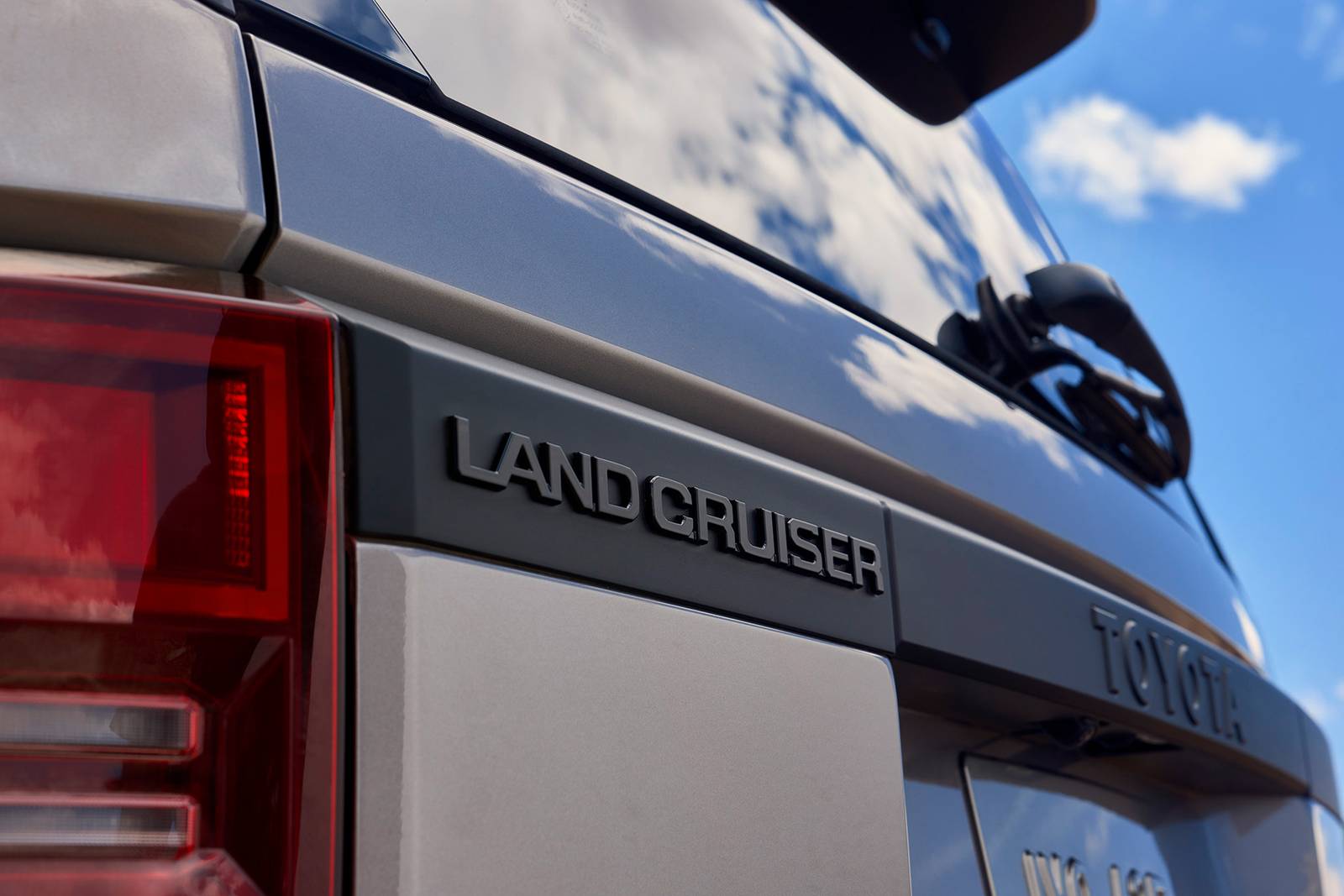 2025 Toyota Land Cruiser — OEM photo 3