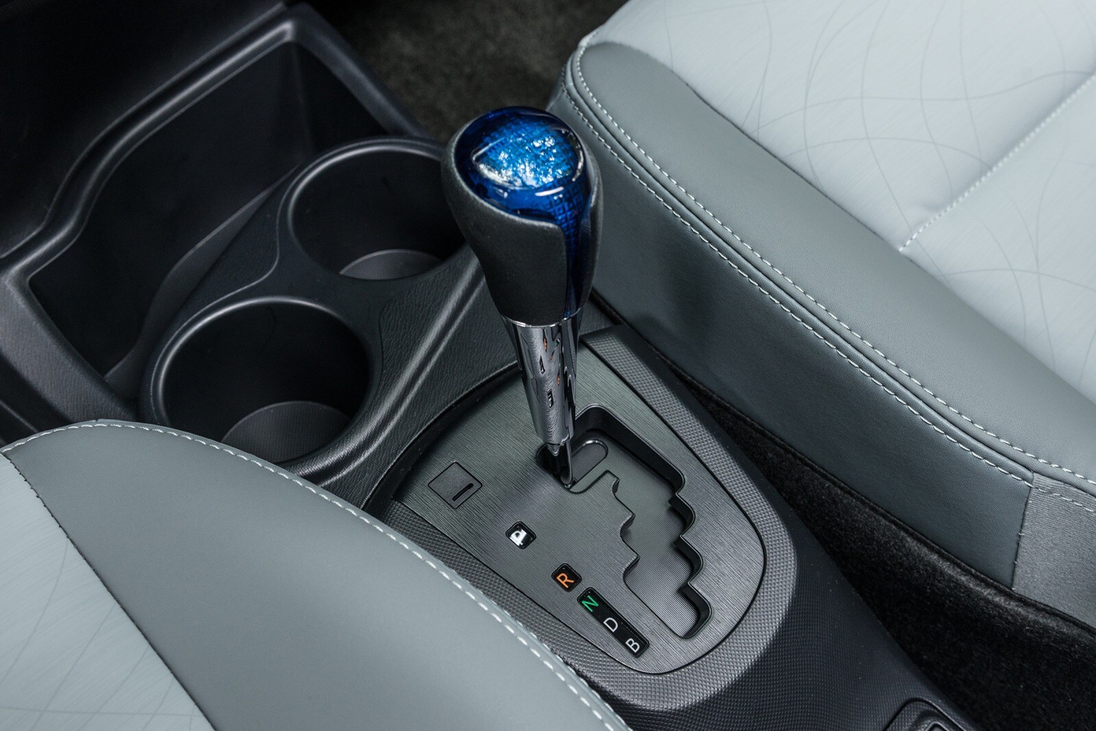 2016 Toyota Prius interior SHF