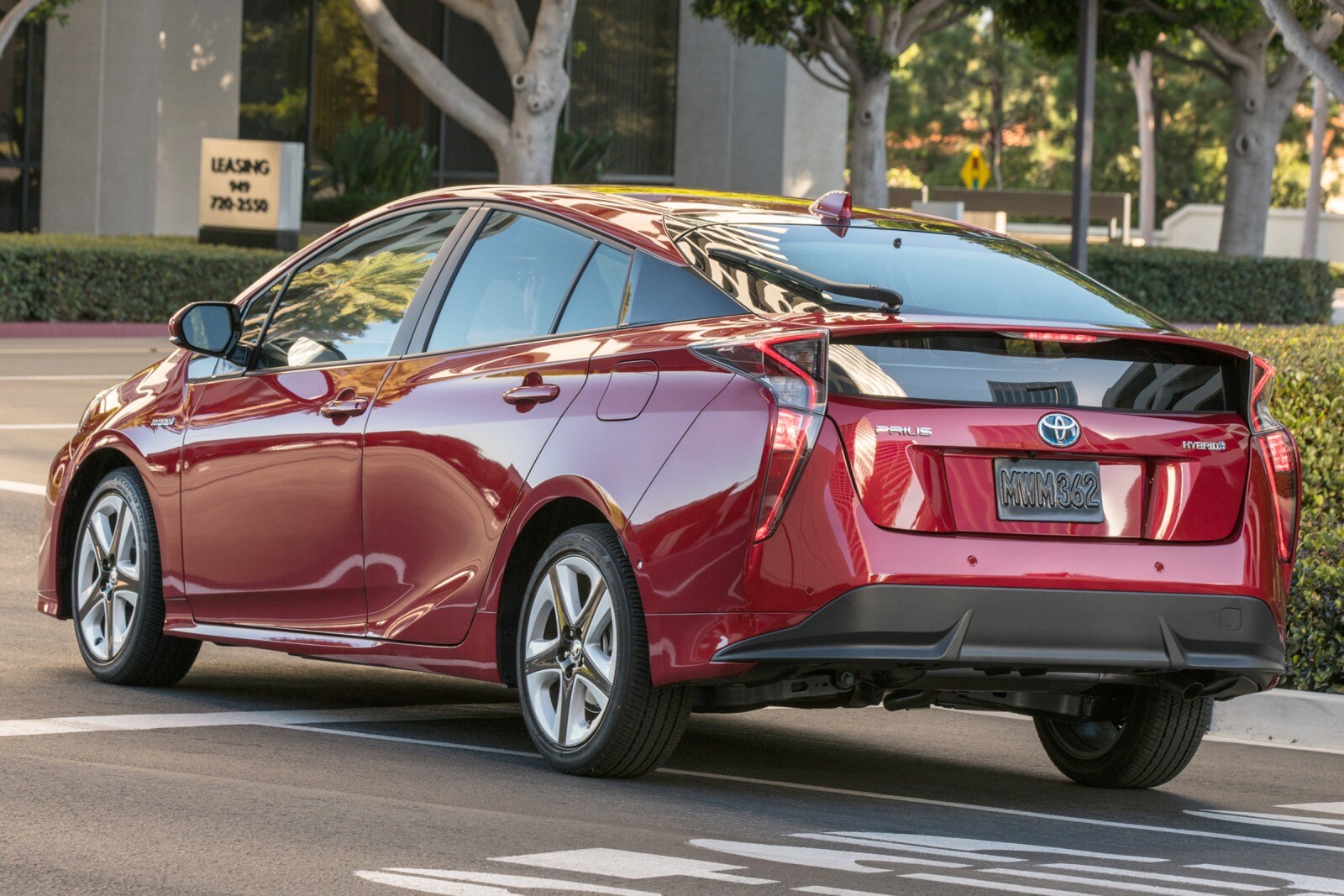 2016 Toyota Prius exterior RQ