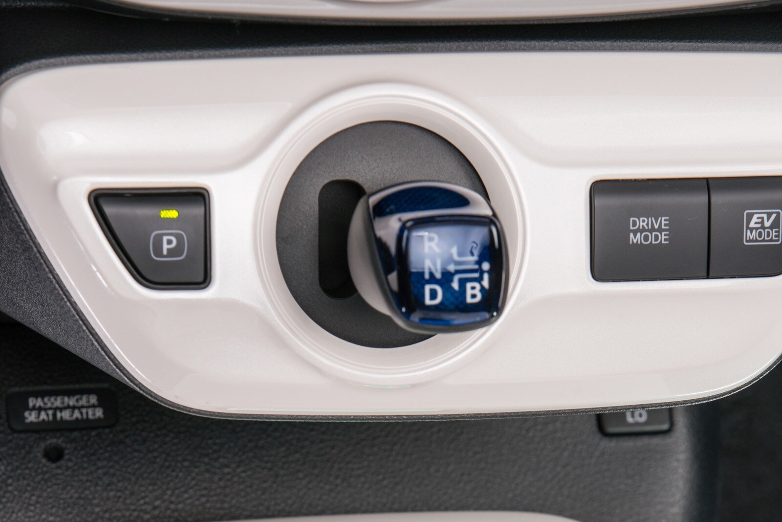 2016 Toyota Prius interior SHF