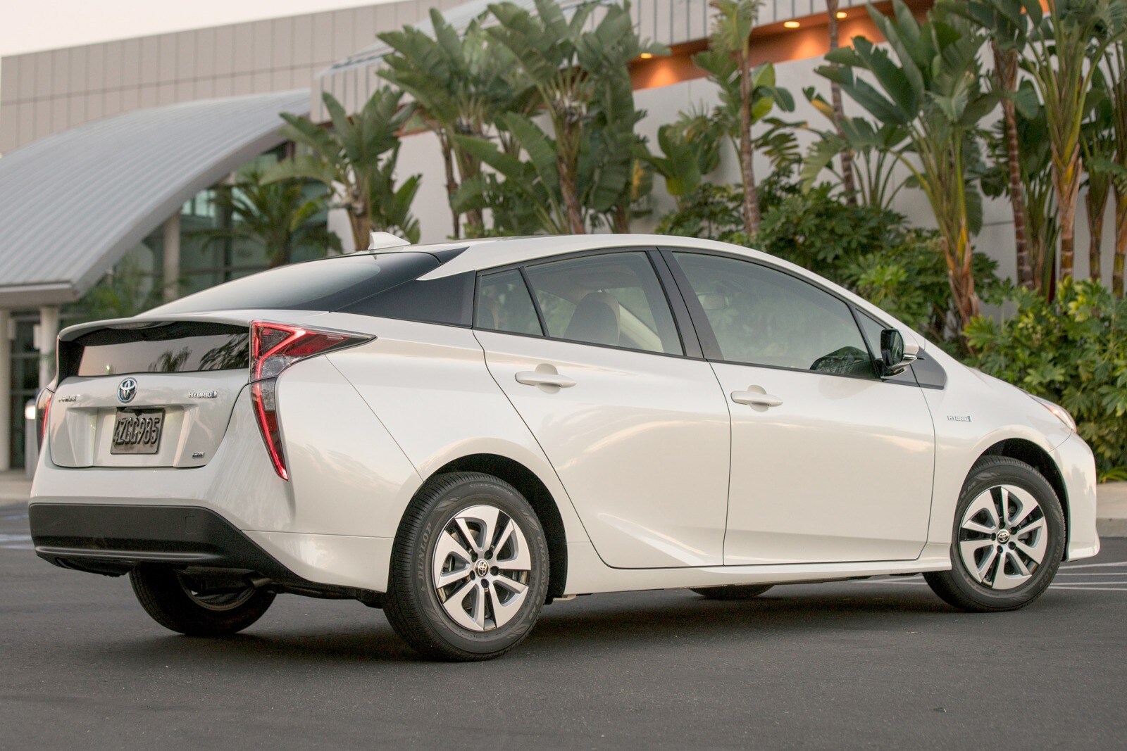 2016 Toyota Prius exterior RQ