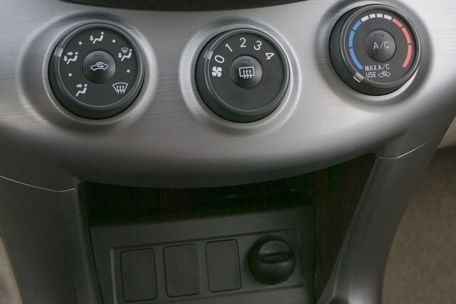 2007 Toyota RAV4 front safety DETAIL