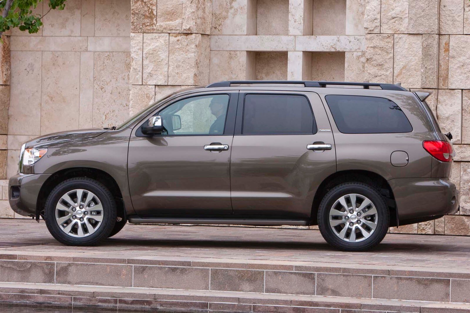 2016 Toyota Sequoia — OEM photo 4