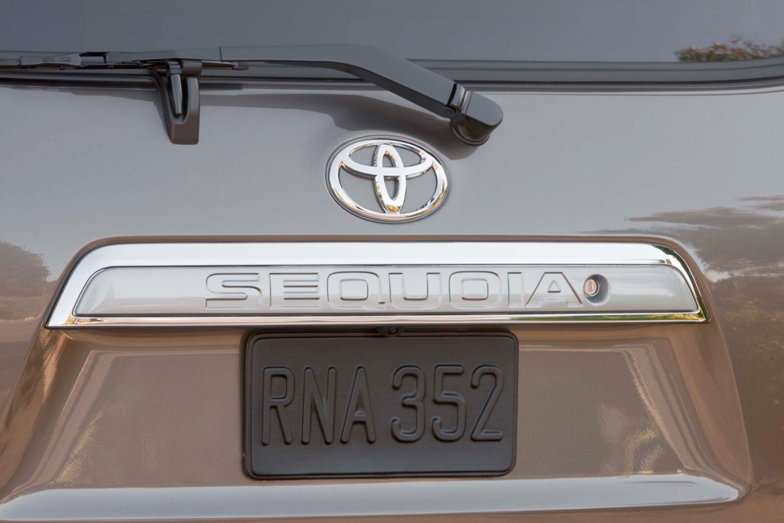 2016 Toyota Sequoia — OEM photo 5