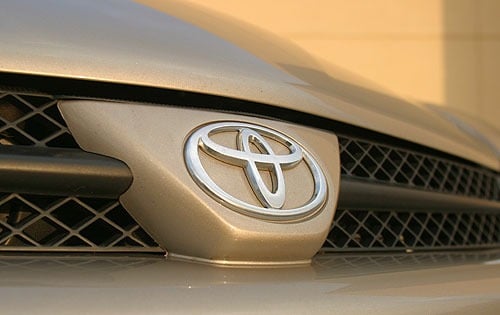2004 Toyota Sienna — OEM photo 3