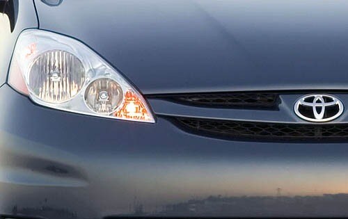 2008 Toyota Sienna — OEM photo 2