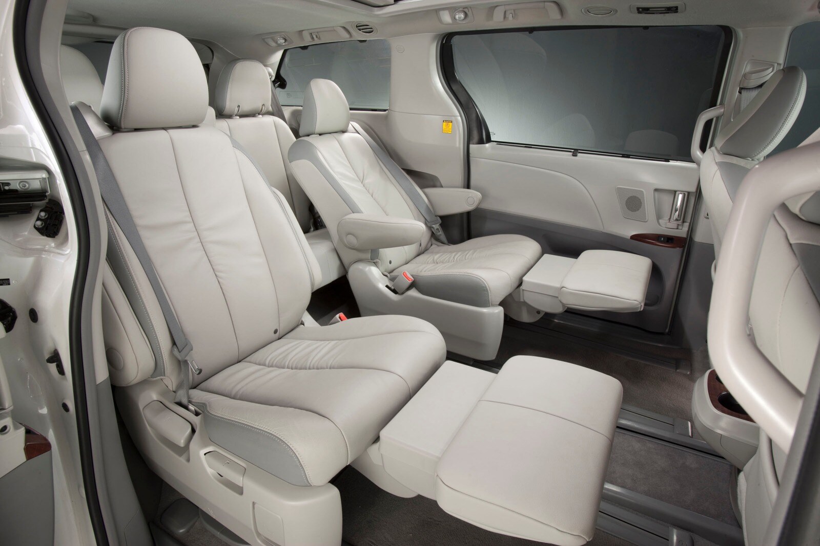 2014 Toyota Sienna interior RI