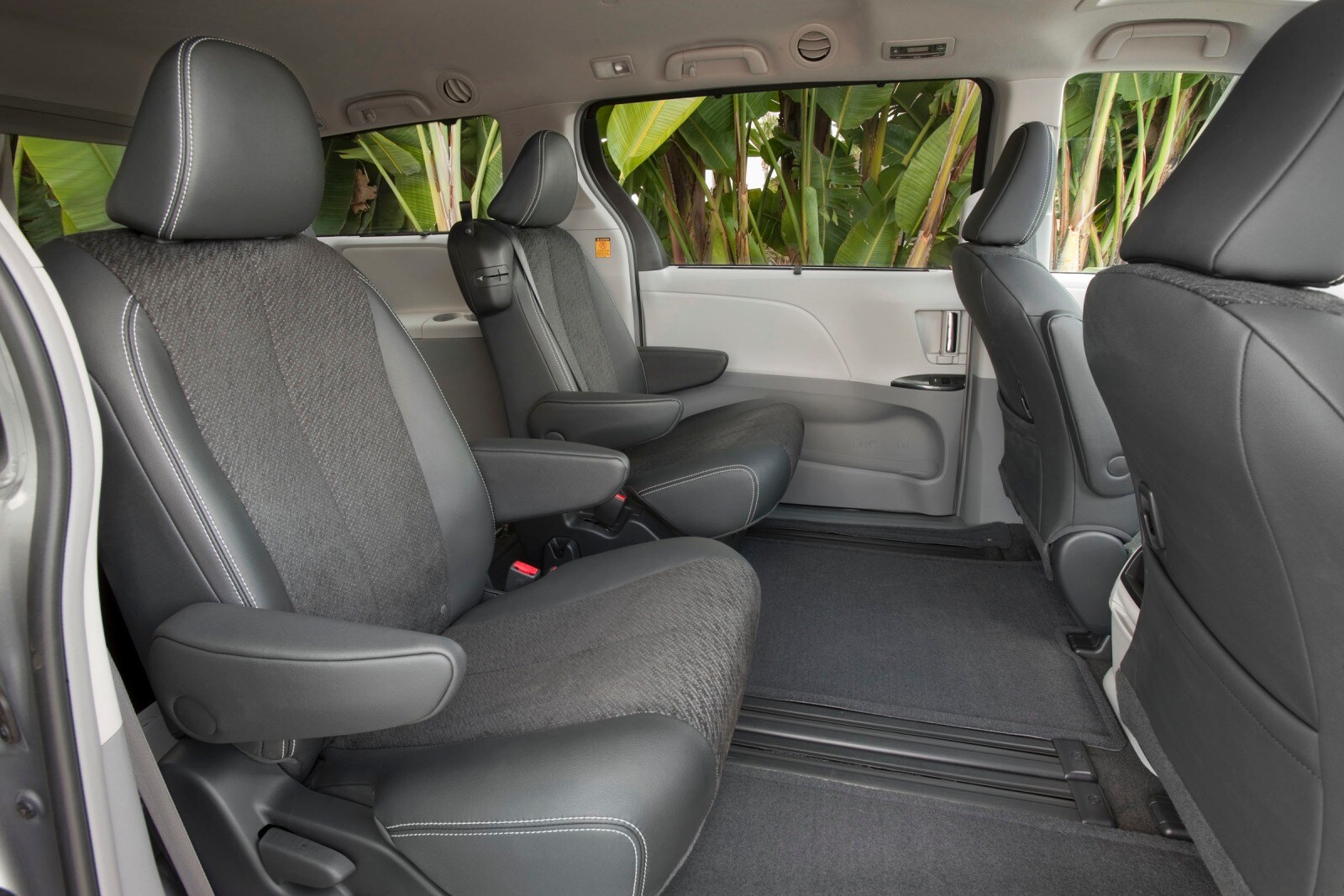 2014 Toyota Sienna interior RI