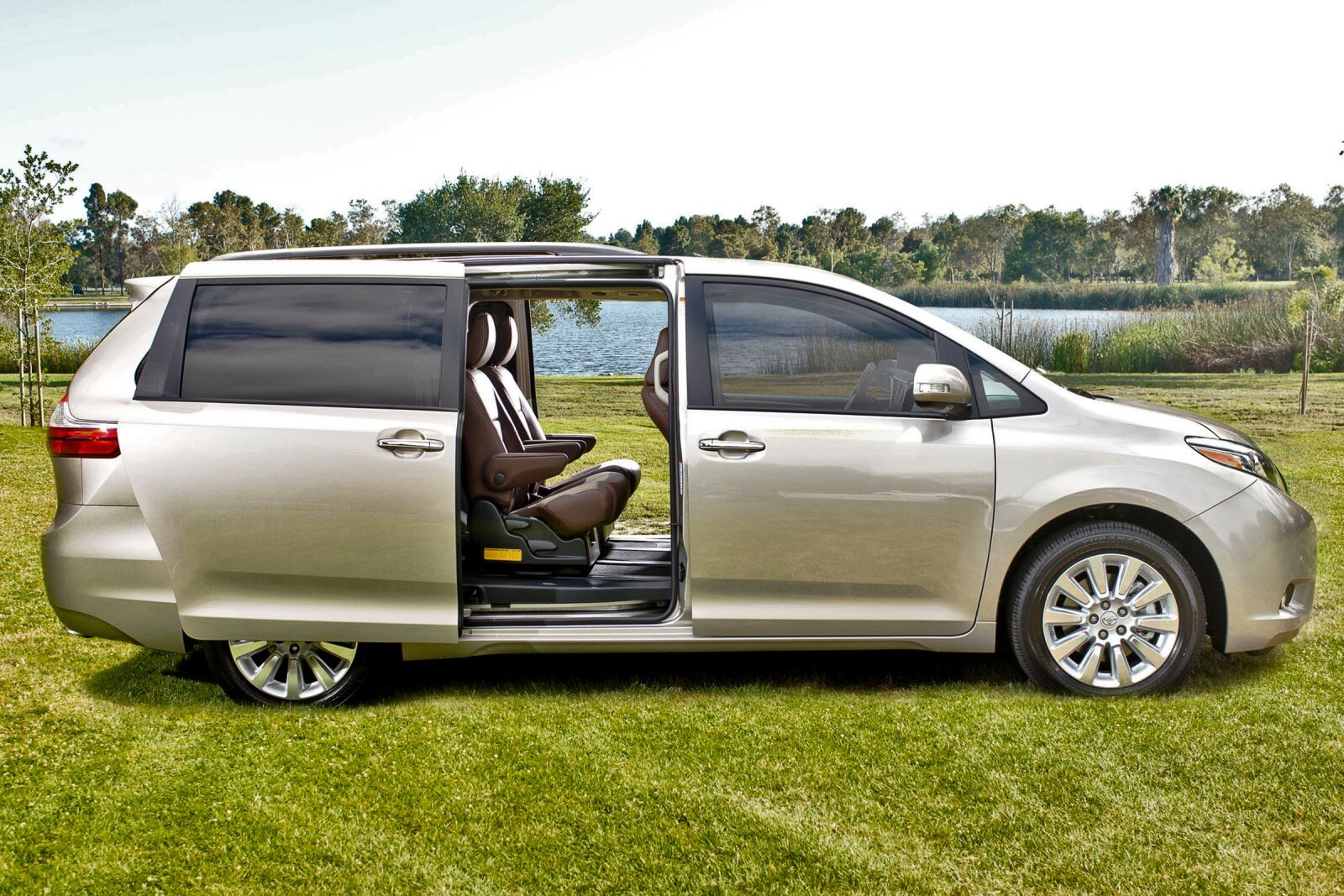2015 Toyota Sienna exterior F