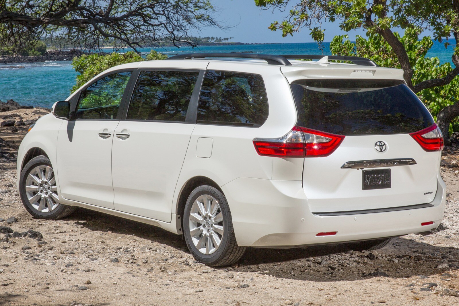 2016 Toyota Sienna — OEM photo 4