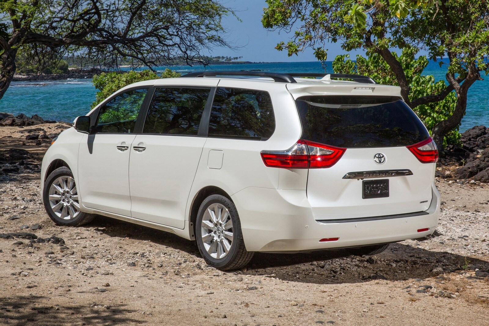 2017 Toyota Sienna — OEM photo 4