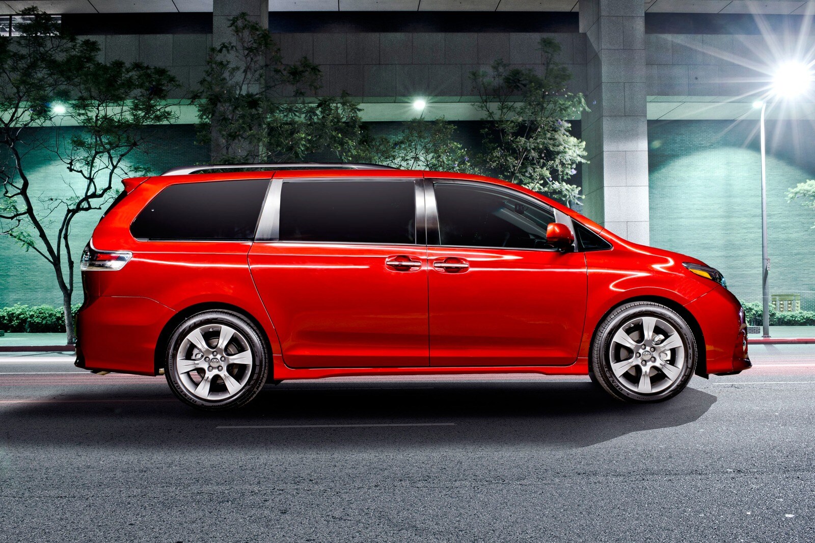 2017 Toyota Sienna — OEM photo 5