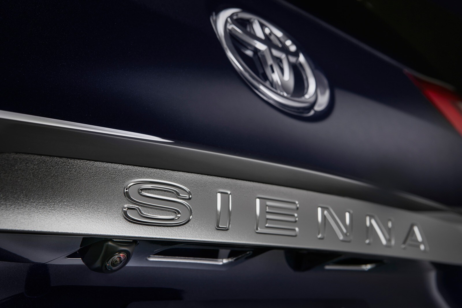 2018 Toyota Sienna — OEM photo 4