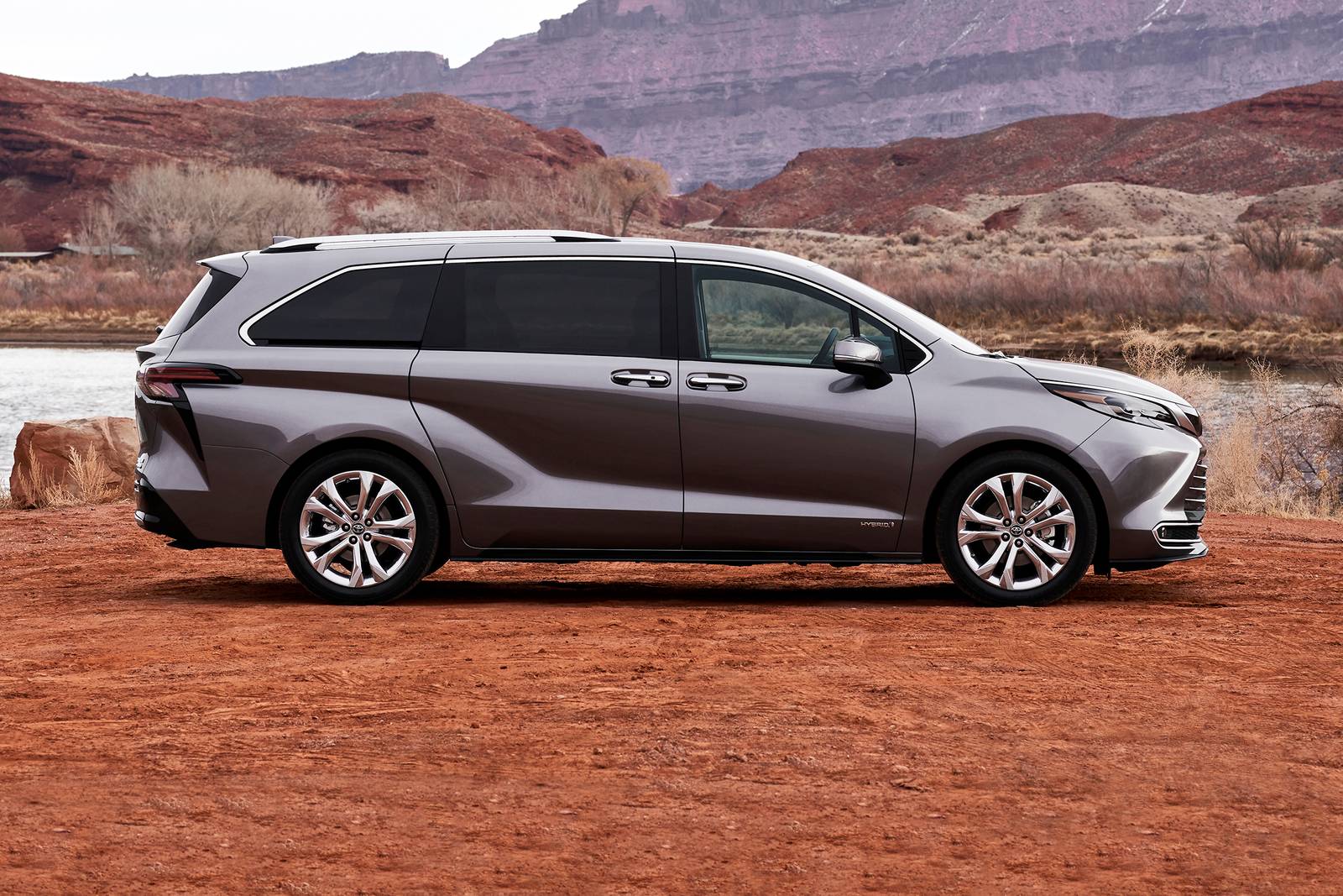 2023 Toyota Sienna exterior S