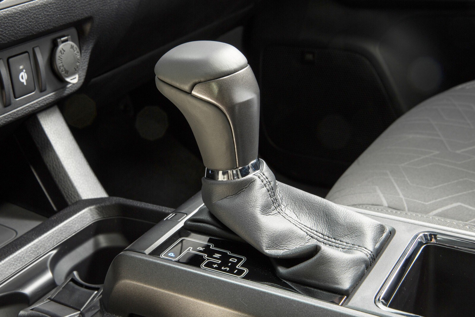 2017 Toyota Tacoma interior SHF