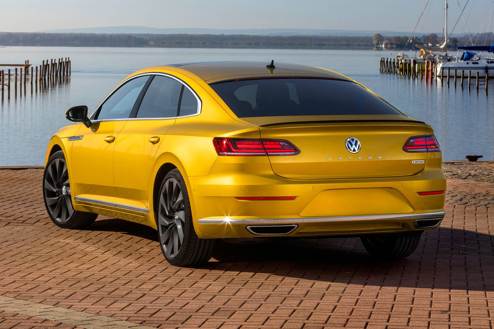 Volkswagen Arteon SEL R-Line 4MOTION 4dr Hatchback Exterior Shown