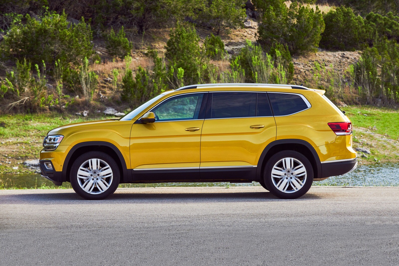 2018 Volkswagen Atlas — OEM photo 2