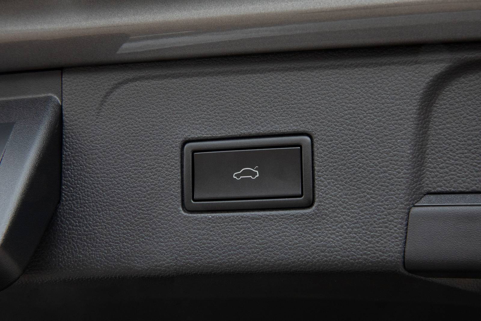 2021 Volkswagen Atlas front safety DETAIL