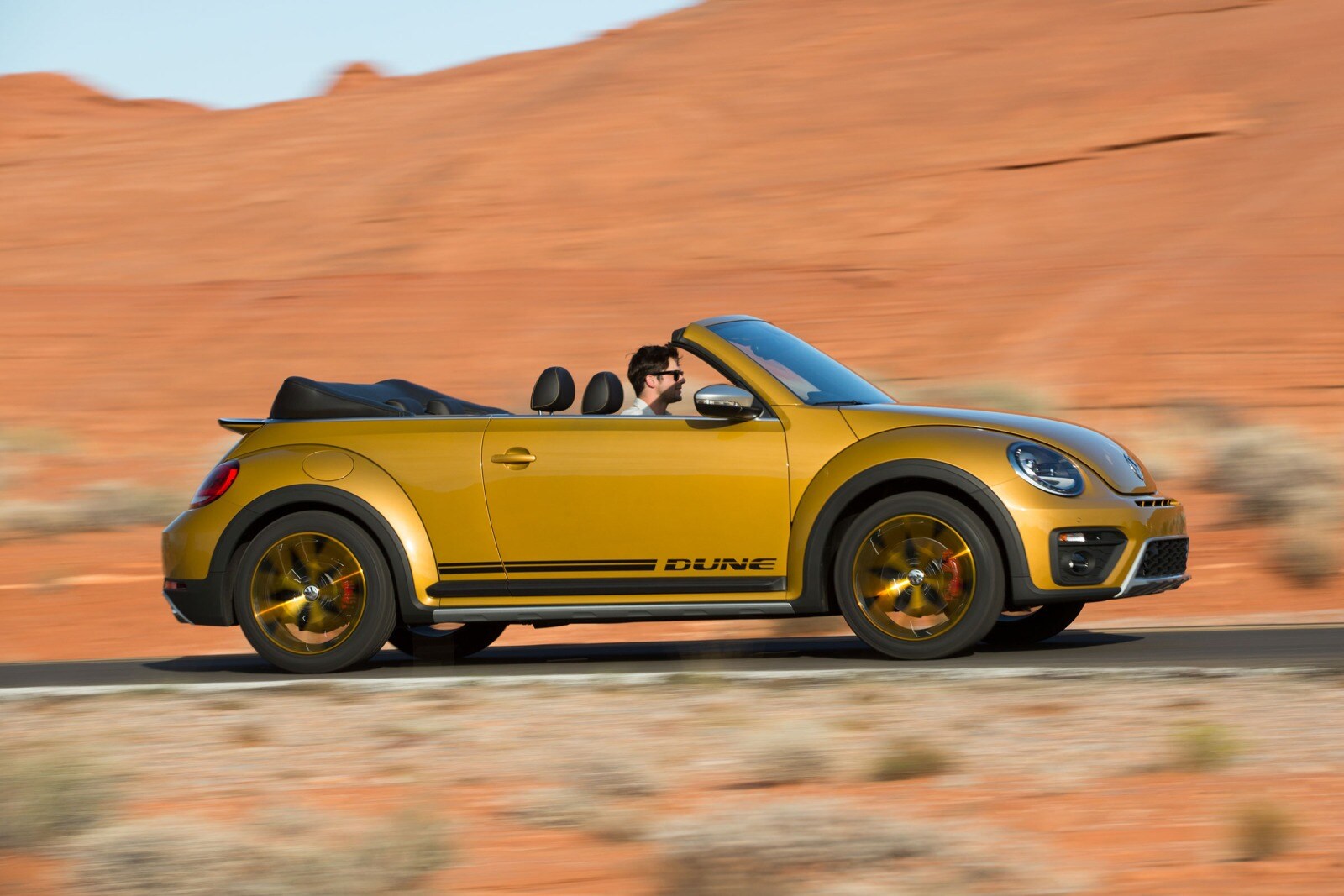2018 Volkswagen Beetle Convertible exterior S