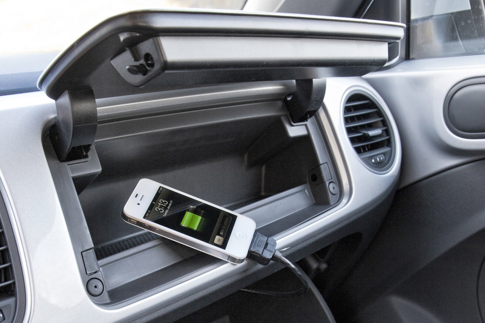 2015 Volkswagen Beetle Coupe front safety DETAIL