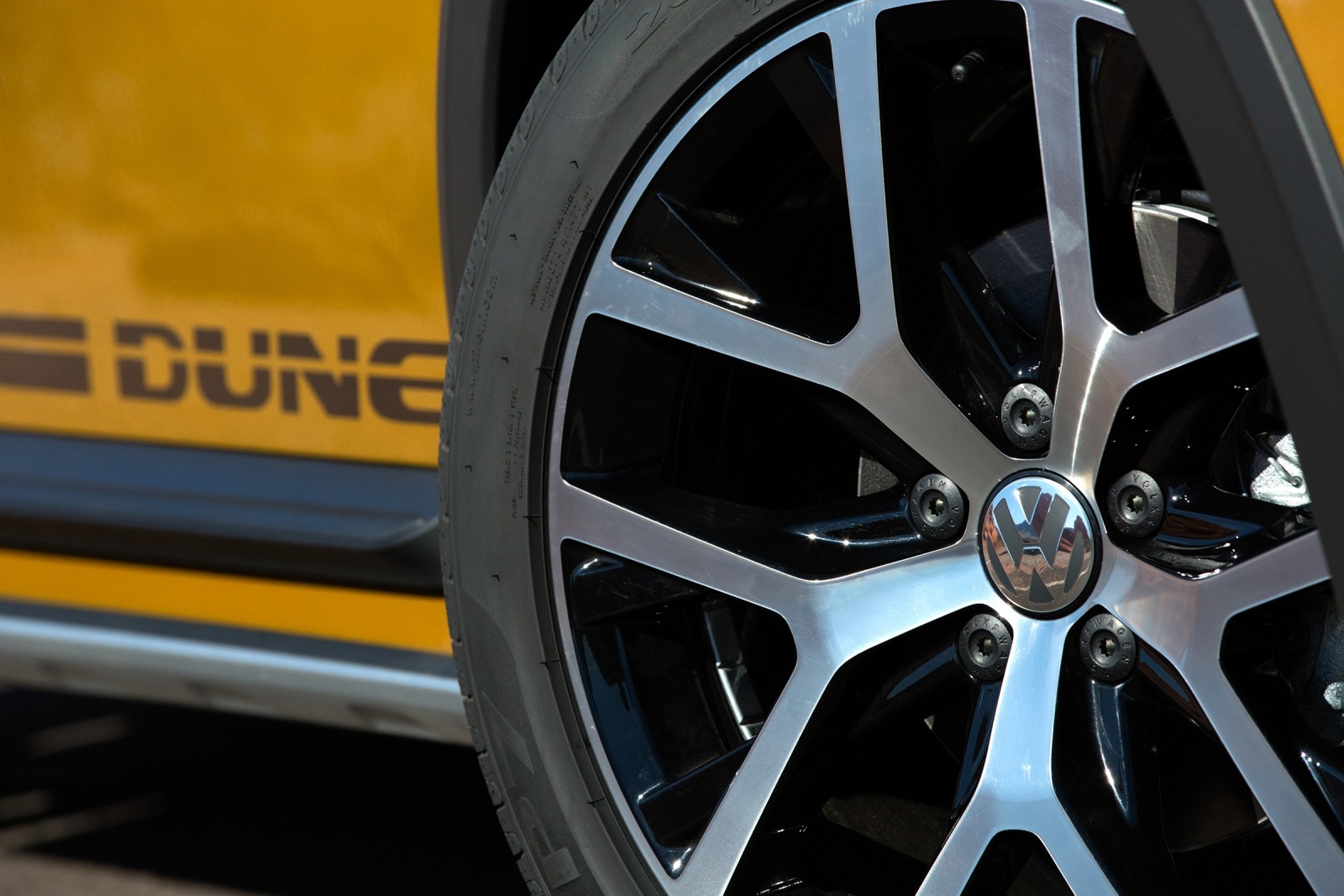2018 Volkswagen Beetle — OEM photo 3
