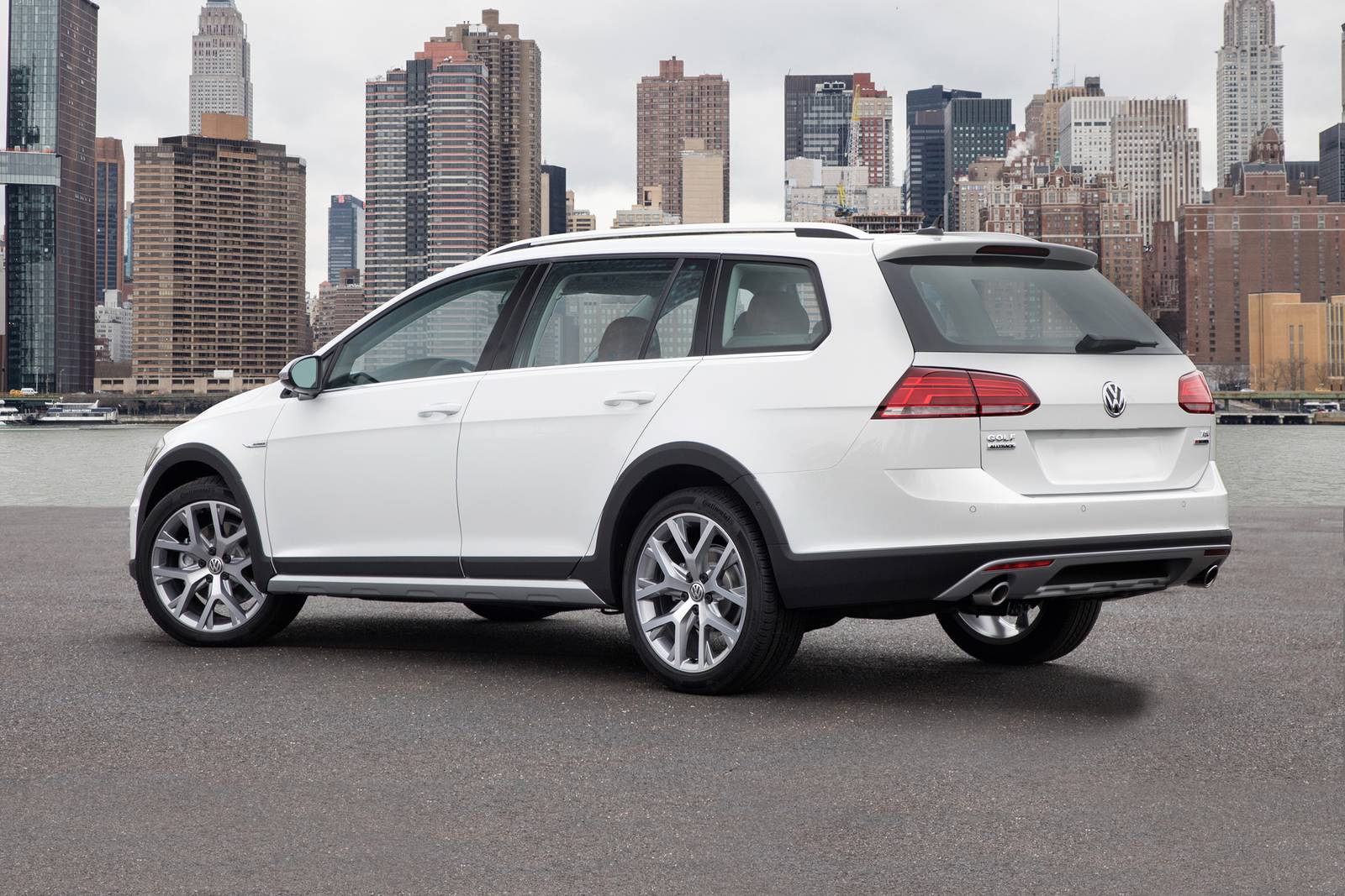 Volkswagen Golf Alltrack TSI SEL Wagon Exterior Shown