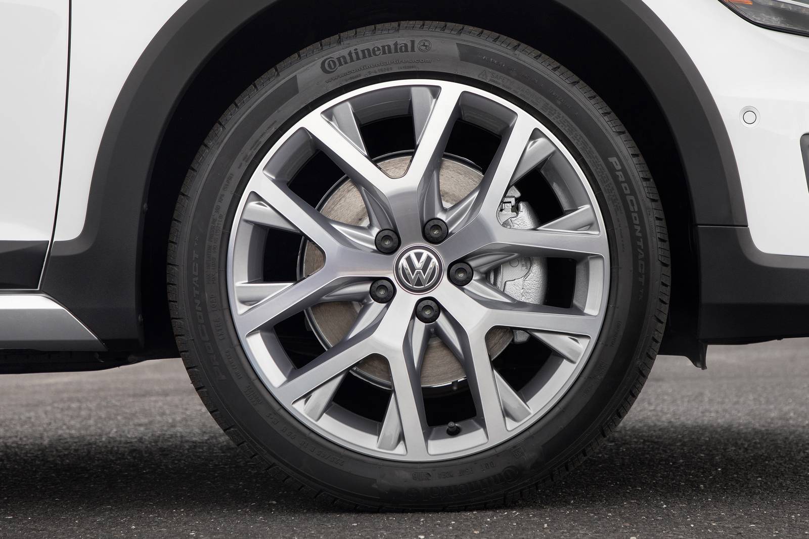 2018 Volkswagen Golf Alltrack — OEM photo 3