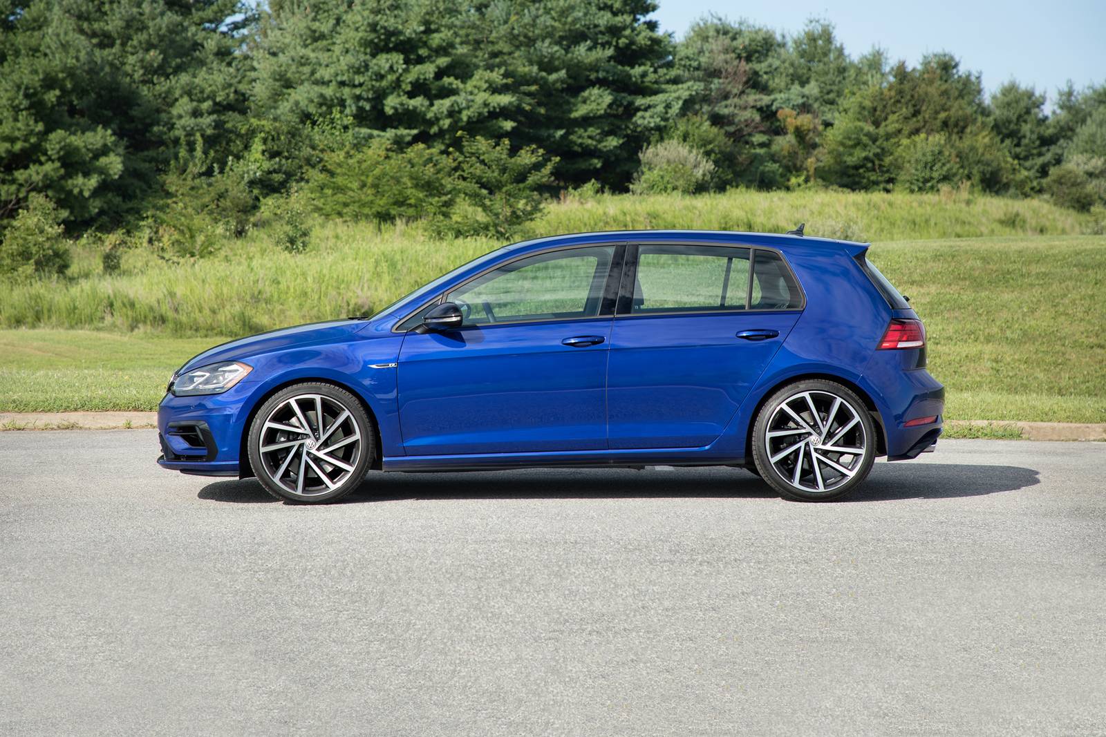 Volkswagen Golf R w/Dynamic Chassis Control and Navigation 4dr Hatchback Profile