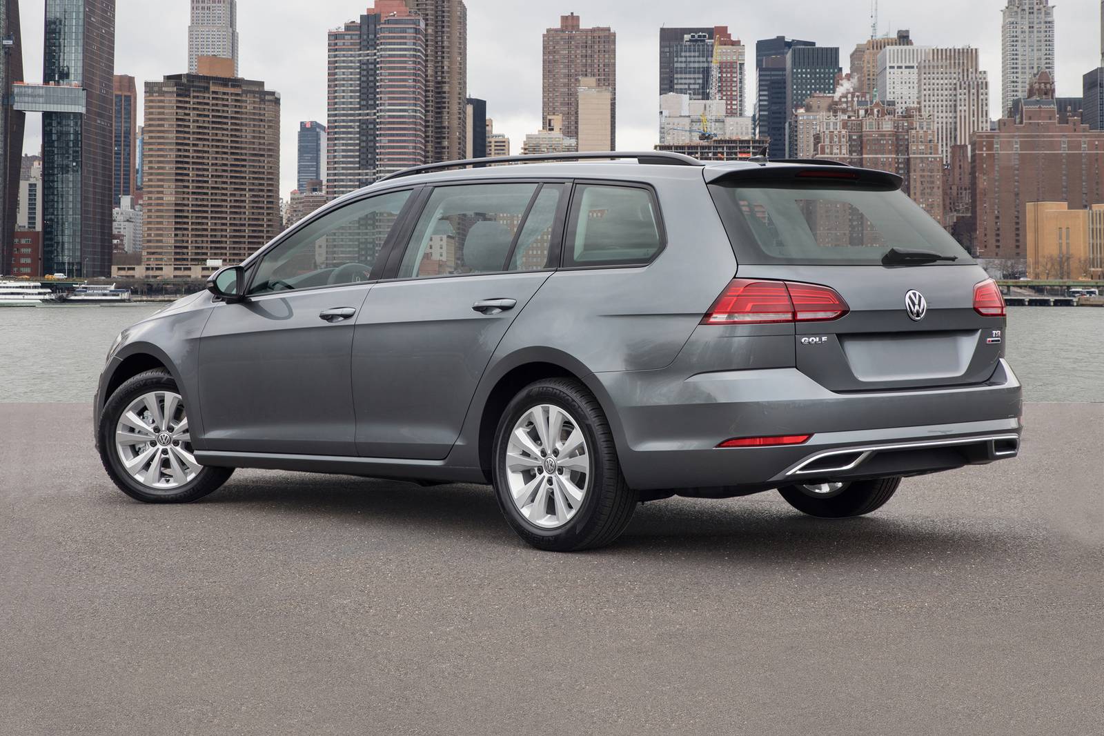 2018 Volkswagen Golf SportWagen exterior RQ
