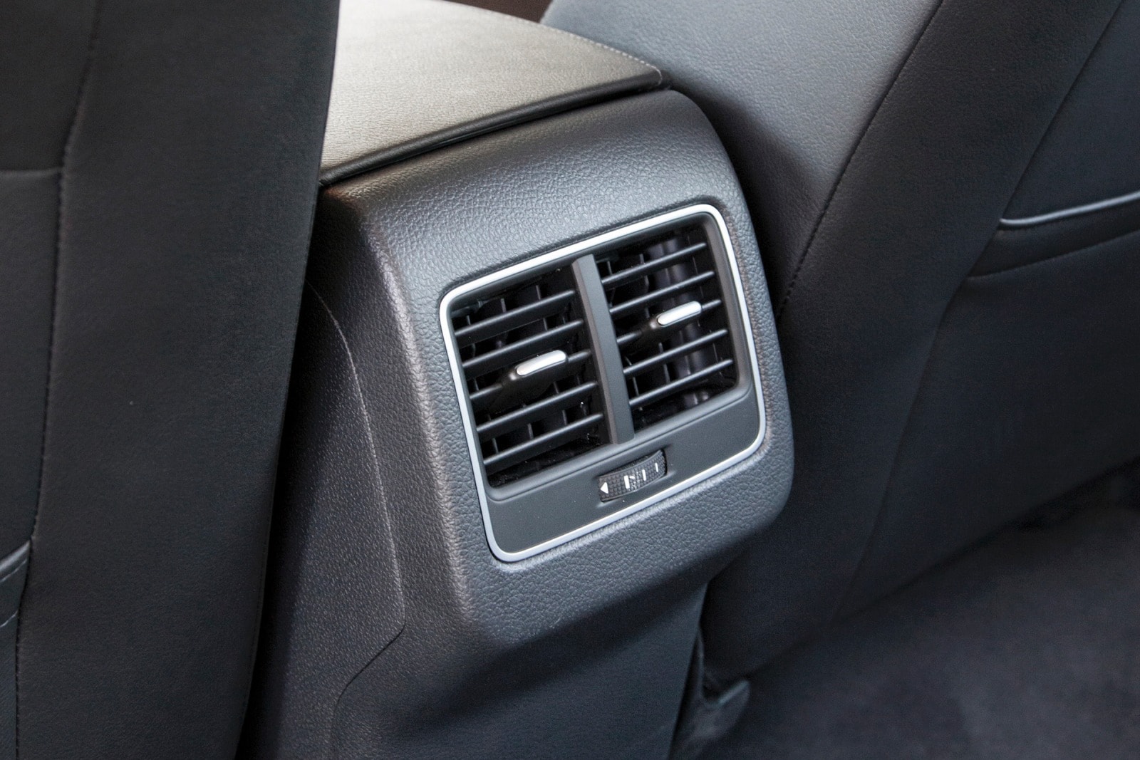 2014 Volkswagen Passat front safety DETAIL