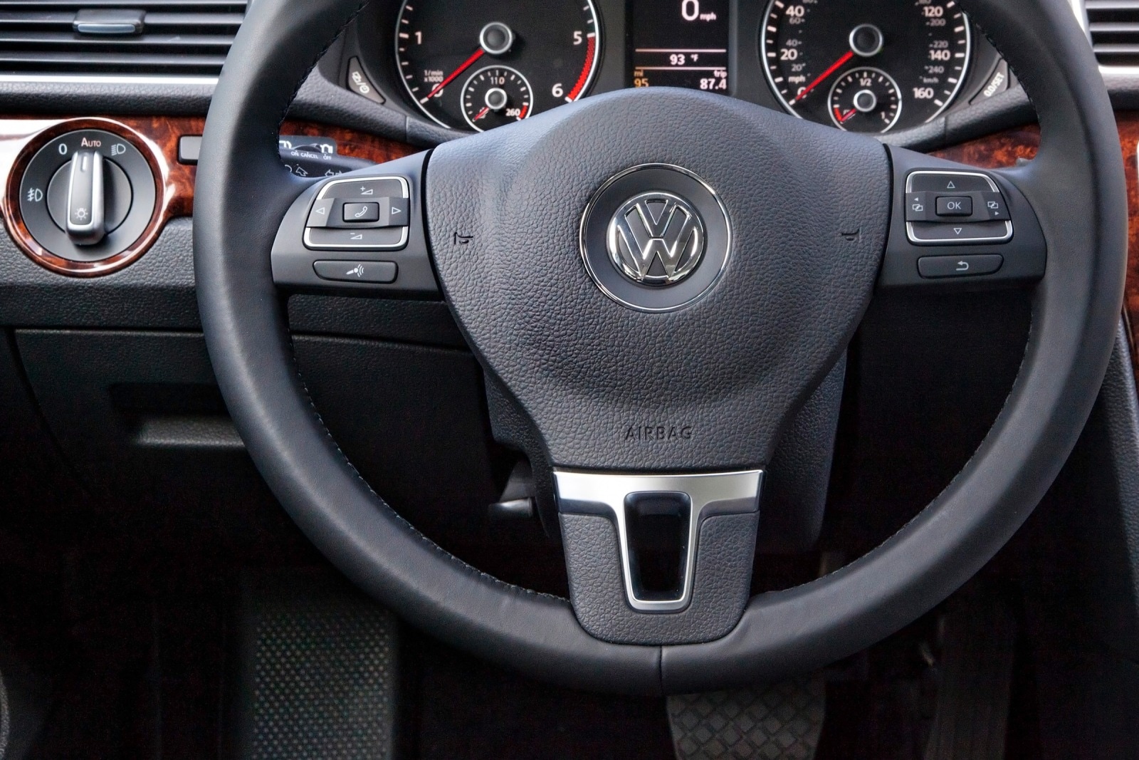 2014 Volkswagen Passat interior SWD