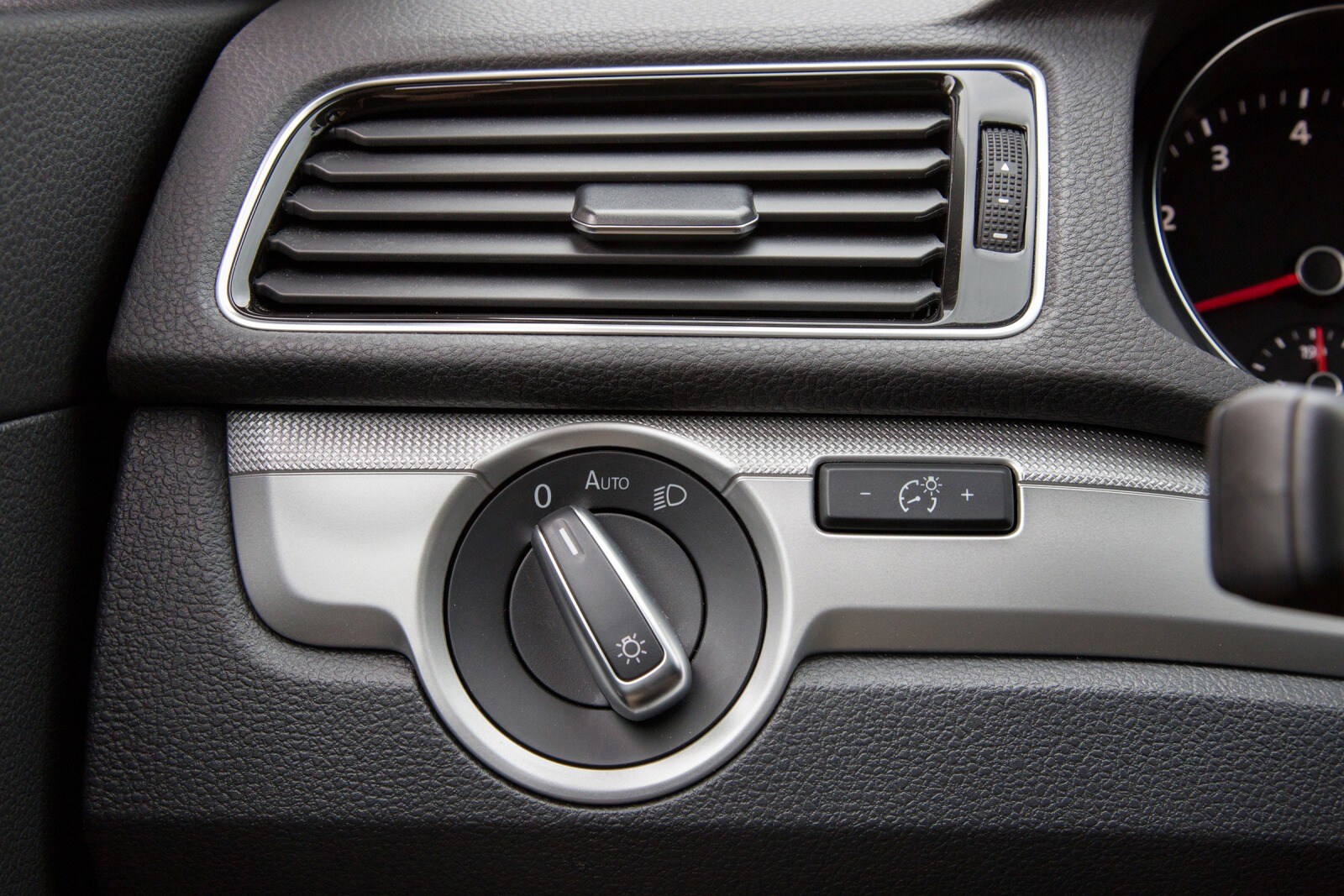 2016 Volkswagen Passat front safety DETAIL