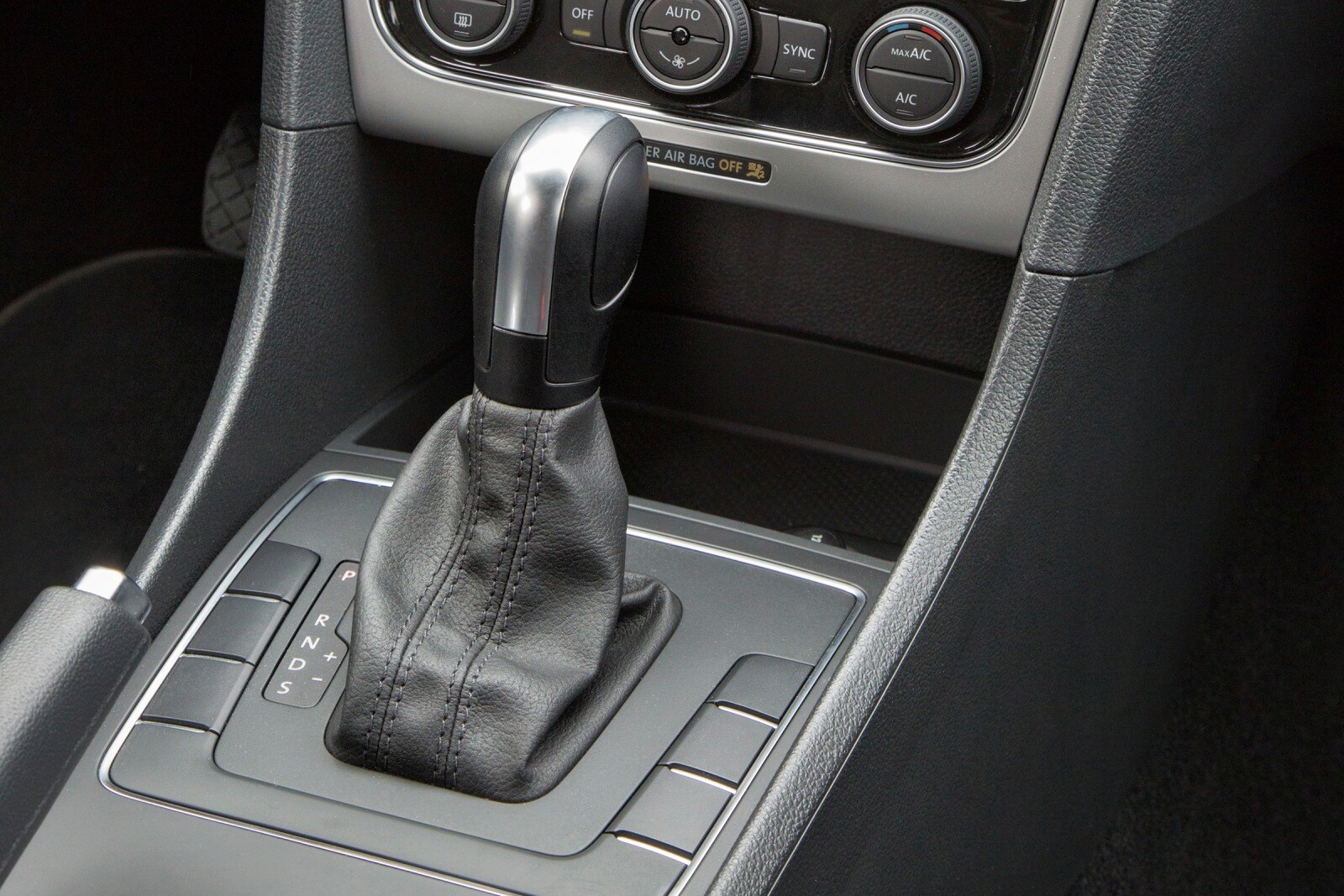 2016 Volkswagen Passat interior SHF