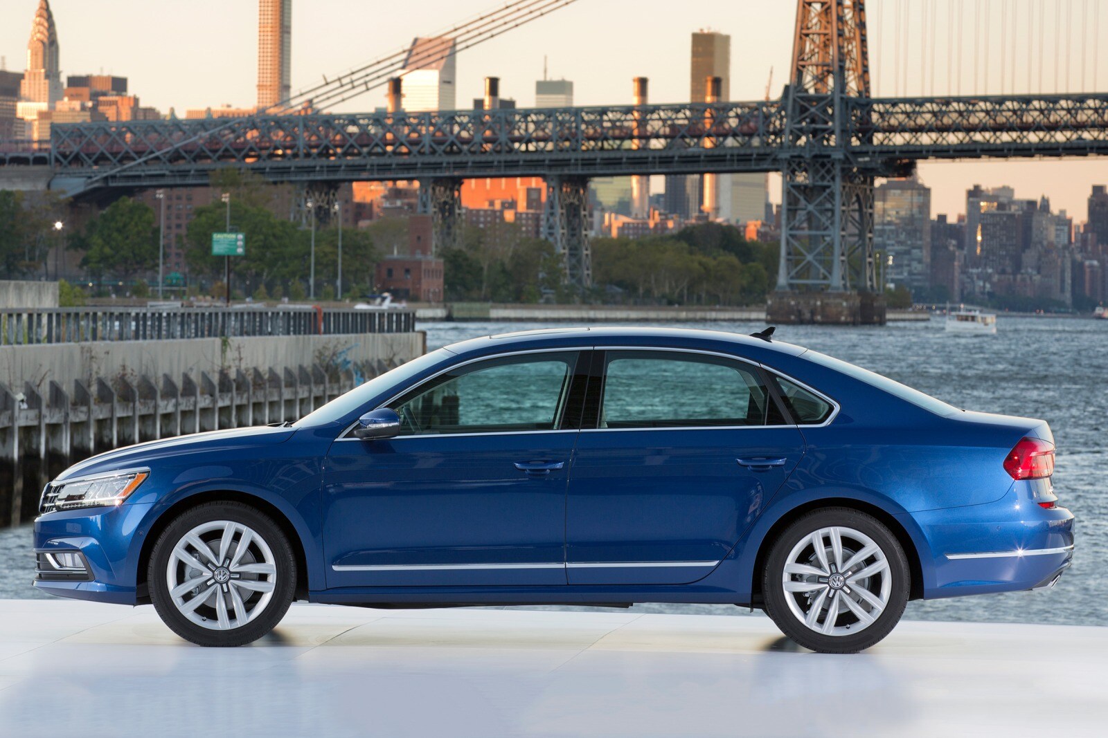 2016 Volkswagen Passat exterior FQ