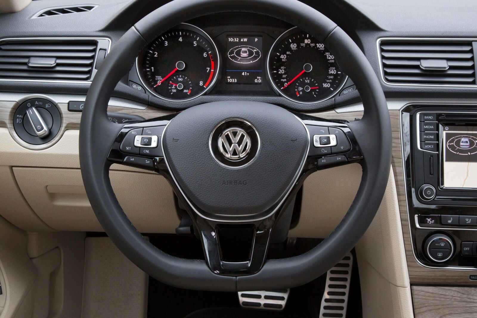 2016 Volkswagen Passat interior SWD